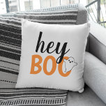 Hej Boo Orange White Funny Halloween Ghost Kudde<br><div class="desc">Modern och söt "Hej Boo" Halloween-formgivning av hakar med svart,  orange och vitt färg med lite spökaccent.</div>