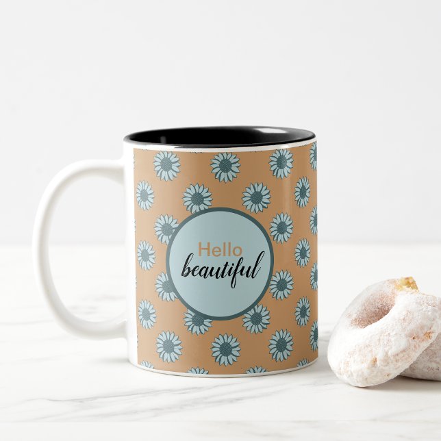 Hej Fina blå blommor Två-Tonad Mugg (Hello Beautiful Blue Sunflowers Two-Tone Coffee Mug from Studio Posies. )