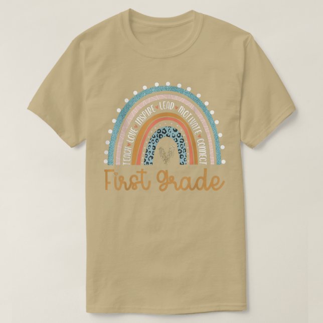Hej First Klass Rainbow Teacher Studenter tillbaka T Shirt (Design framsida)