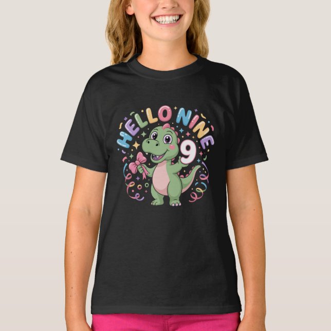 Hej födelsedagsflicka med nio dinosaurier Koett Co T Shirt (Framsida)