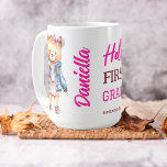Hej först klass söt nalle i jacka kaffemugg<br><div class="desc">Hej första klass söta nalle i en skolväska i jacka,  första klass-flickan ger personlig mugg,  minnesgåva till en förstklassig. .</div>