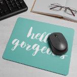 Hej Gorgous Aqua & White Musmatta<br><div class="desc">Sunny turkos i munstycket har "Hej Gorgous" i vit penseltext. Använda fält för anpassning som tillval för att lägga till namn,  monogram eller text som du vill ha!</div>