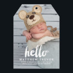 Hej | Modern Boy Baby Birth Notice Meddelande<br><div class="desc">Enkel Modern Boy Photo Baby Birth Notice. Elke Clarke © Övrigt färg och stilar finns i vår butik på www.zazzle.com/monogramgallery. Vitt skript med ord "hej"-övertäckningsdesign. Grått träffar mönster på baksidan. Visas med vitt,  men kan ändras genom att färg i bakgrunden redigeras.</div>