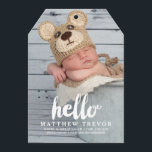 Hej | Modern Boy Baby Birth Notice Meddelande<br><div class="desc">Enkel Modern Boy Photo Baby Birth Notice. Elke Clarke © Övrigt färg och stilar finns i vår butik på www.zazzle.com/monogramgallery. Vitt skript med ord "hej"-övertäckningsdesign. Grått träffar mönster på baksidan. Visas med vitt,  men kan ändras genom att färg i bakgrunden redigeras.</div>