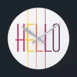 Hej modern flerfärgad, strimlad typografi rund klocka<br><div class="desc">Trendig modernt rött,  orange,  burgundi,  indigo och gult HEJ typografi dekorativ kudde med färgstarkt lodrät rand.</div>