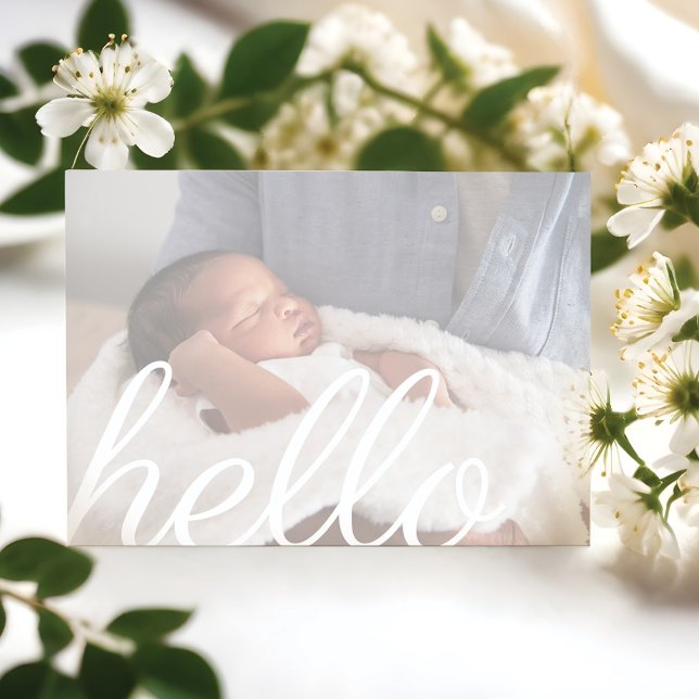 Hej Modern White Script Overlay Baby Photo Meddelande (Hello Modern White Script Overlay Baby Photo Announcement)