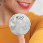 Hej Namn bricka Badge vid jul Party Helgdag Runt Klistermärke<br><div class="desc">*** Köp Avslutat Projektionsyta när du använder det här klistermärket som namn bricka*** Denna utformning kan vara personlig i det område som tillhandahålls genom att ändra foto och/eller text. Du kan också anpassa den genom att klicka på Anpassa den här mallen och sedan välja klicka för att anpassa ytterligare alternativ...</div>