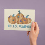 Hej, Pumpkin Blank Fall Autumn Pumpkins Vykort<br><div class="desc">Det här söta vykortet är perfekt för att skicka höst eller höst hälsning. Den visar tre lappverkspumpor och sloganen "HEJ,  PUMPKIN" på framsidan. Kortets baksida är tom så att du kan skriva ditt eget meddelande.</div>