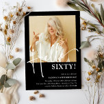 Hej SEXTY! Minimal 60:e Födelsedagsfesten Inbjudningar<br><div class="desc">Gör din kära 60-årsdag till ett oförglömligt firande med vår Hej SEXTY-inbjudan till minsta designparti. Med bara några klick kan du lägga till deras foto,  anpassa mallen till din händelseinformation och skapa ett party-inbjudan som är garanterat att imponera</div>