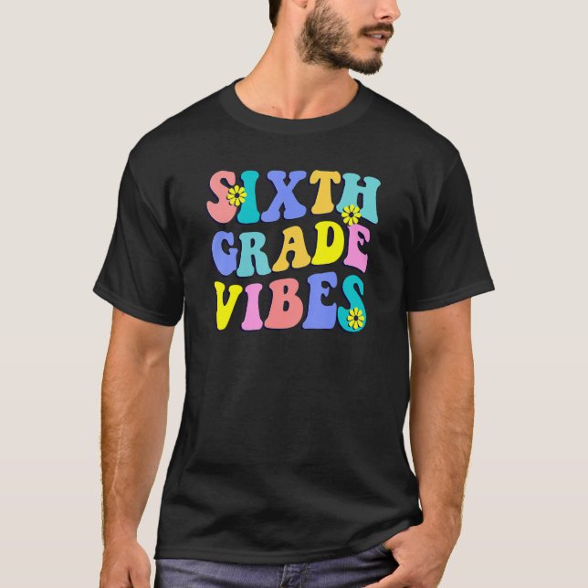 Hej sjätte Klass Vibes Student Lärare Retro T Shirt (Framsida)