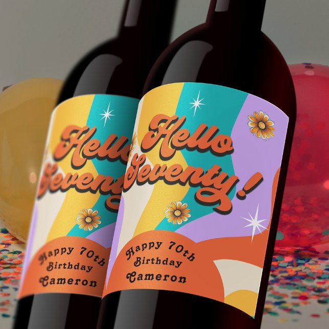 Hej Sjuttio Retro Groovy 70:e födelsedagen Vinflaska Etikett (Celebrate a 70th birthday in groovy style with colorful custom wine labels.)