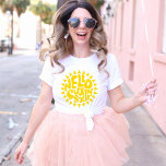 Hej Solskensfärgning för Gult Sol Text Design T Shirt<br><div class="desc">Vill du sprida solsken? Lämna ett leende på någons ansikte och få dem att känna sig speciella med den ursprungliga Hej Sunshine-designen som innehåller gult text i sol-form. Oavsett om du tittar för en roligt eller söt grafik är den här skjortan perfekt för alla sommarkläder.</div>