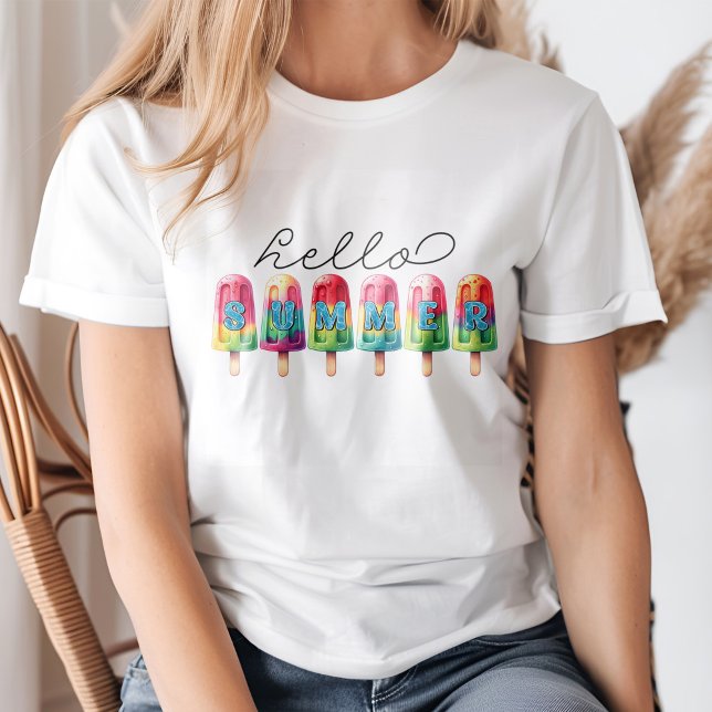 "Hej Summer" Färgfläckig iskräppost T Shirt (Young blond woman wearing a "Hello Summer" Colorful Ice Cream Pop T-Shirt.)
