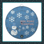 Hej, Winter Wonderland Darttavla<br><div class="desc">En glimt av liv och Delight presenter a Winter Wonderland-tavla med snögubbe dekorerat med vit snöflingor,  rosa och blå bakgrund. Björnbrädet i snögubbe har också en blå hatt och halsduk.</div>