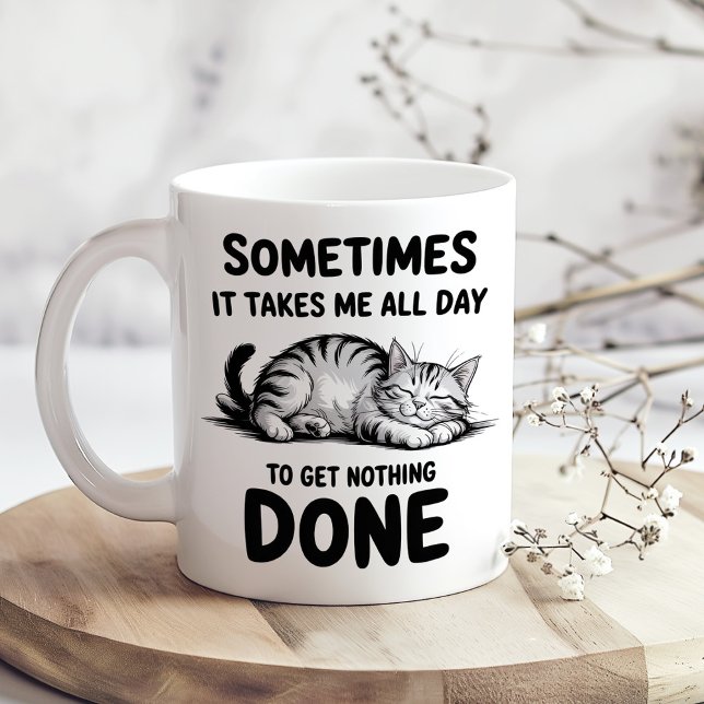 "Hela Dagen Att Göra Ingenting" Rolig Lat Katt Kaf Kaffemugg ("All Day Doing Nothing" Funny Lazy Cat Coffee Mug on a sunny boho neutral kitchen table)