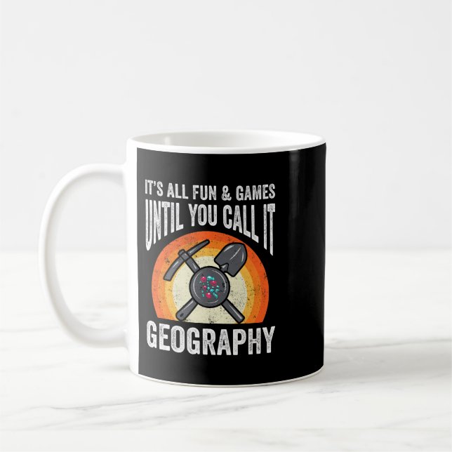 Hela Roligten spelas tills man kallar det för geog Kaffemugg (Vänster)