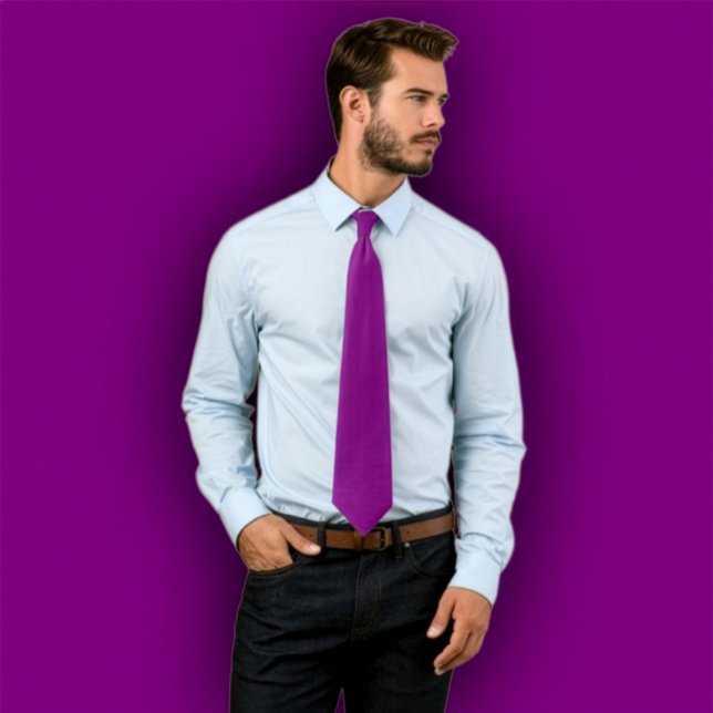 Heldragen lila halsduk - enfärgad halsduk slips (Man wearing a solid purple necktie, standing against a purple background that matches the tie.
)