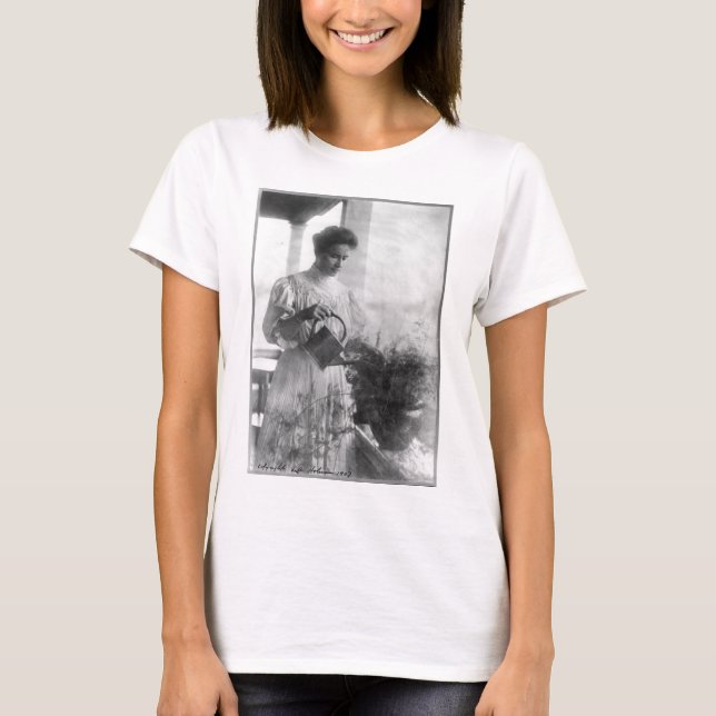 Helen Keller som bevattnar växtporträtt Tee Shirt (Framsida)