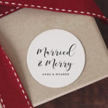 Helgdag av gift och merry-elegant runt klistermärke<br><div class="desc">En modern typografi och elegant för den här anpassningsbara helgdag.</div>