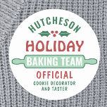 Helgdag Baking Team jul Cookie Party Cute Runt Klistermärke<br><div class="desc">Vi firar tiden hemma i köket med anpassningsbar Helgdag Baking Team-klistermärken. All text på den här mallen är enkel att anpassa. Den röda, grönt och vita designen har en söt rullstift, holly löv och bär, Familj namn och en rolig titel som tillval. Lägg till en rolig personlig till en julkaka...</div>