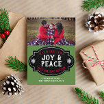 Helgdag Chalkboard Banner Joy and Peace Family Julkort<br><div class="desc">Önska alla dina vänner och din familj glad helg med det här söta helgdag-kortet! Med ett familjefoto och en chalkboard-banderoll. Kontakta mig om du vill ha hjälp med att anpassa helgdag text eller fotodel.</div>