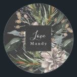 Helgdag Chalkboard Blommigt i julklapp Runt Klistermärke<br><div class="desc">Det här är ett vackert färgat färgat helgdag-blommigt-julklapp. Målad i shabby chic färg på kritbrädans bakgrund. Festiv och vacker! Chalk och vintage färg. rund dekal helgdag z18</div>