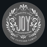 HELGDAG CHRISTMAS CHALK ART ORNAMENT STICKERS RUNT KLISTERMÄRKE<br><div class="desc">ÖNSKAR DIG JOBY & HAPPINESS: Ljusstark och munkavle runt julprydnad i stil med reflebanner, vintage svart och vit typografi och finare snurrar. Anpassa den här dekorativa helgdag-ROUND-etiketten till din familj namn eller anpassningsbar hälsning. Perfekt för försegling av kuvert eller som presentförpackade märkre. Contemporary, klassiskt, modernt och snyggt sätt att skicka...</div>