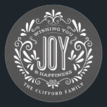 HELGDAG CHRISTMAS CHALK ART ORNAMENT STICKERS RUNT KLISTERMÄRKE<br><div class="desc">ÖNSKAR DIG JOBY & HAPPINESS: Ljusstark och munkavle runt julprydnad i stil med reflebanner, vintage svart och vit typografi och finare snurrar. Anpassa den här dekorativa helgdag-ROUND-etiketten till din familj namn eller anpassningsbar hälsning. Perfekt för försegling av kuvert eller som presentförpackade märkre. Contemporary, klassiskt, modernt och snyggt sätt att skicka...</div>
