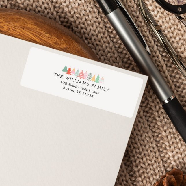 Helgdag Doodled Julgranar i pastel färg Returadress Etikett (Christmas Doodled Trees in pastel color with space for family name and return address)