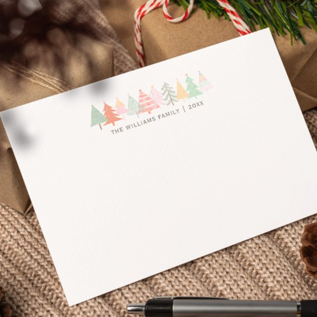 HELGDAG FAMILY NOTECARDS Cheerful Julgran Anteckningskort (Personalized Holiday Notecards with Family Name & Pastel Doodled Tree Border")