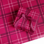 Helgdag för rosa med låg fetthalt i roligt presentpapper<br><div class="desc">Ett modigt och modernt intag av en klassisk helgdag gör att denna inslagna pappra fasta perfekt blir till för både traditionella och okonventionella presentgivare. Den ljusa bakgrunden för rosa av magenta med svarta och vita kontroller är chic och snyggt. Det kommer att se fantastiskt ut med alla era gåvor under...</div>
