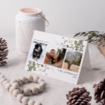 Helgdag för varmstartsfoto med Önskemål Winter 3-f Helgkort<br><div class="desc">"Detta är säsongen för att sprida glädje och vilket bättre sätt att göra det på än med ditt eget familjekort för helgdag? I år kan du gå över och bortom det traditionella kortet och visa upp stil med ett varmt Önskemål-Trendig Winter Berry botaniskt fotokort för Helgdag. Det här unika kortet...</div>