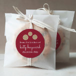 Helgdag Gingersnap-Personlig-cookie Runt Klistermärke<br><div class="desc">Anpassa dessa festila röda dekaler för kranbär med ditt namn och din cookie-typ för att på ett sött sätt märka dina bakade helgdag! Utformningen har tre gingersnap-cookie-illustrationer överst med vita bokstäver i en kombination av moderna,  visuella skript och klassiska blocktypsnitt.</div>