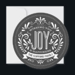 HELGDAG JOY CHALKBOARD ROUND PHOTO HÄLSNING JULKORT<br><div class="desc">ÖNSKAR DU JA: Ljusstark och glad elegant runt stil-julprydnadsföremål med reflebanner, vintage svart och vit typografi och finare snurrar. Anpassa det här dekorativa helgdag-fotohälsningskortet till din familj namn. Lägg till din favoritfamilj helgdag bild och anpassa texten. Contemporary, klassiskt, modernt och snyggt sätt att skicka semesterhälsningar till alla dina vänner och...</div>
