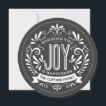 HELGDAG JOY CHALKBOARD ROUND PHOTO HÄLSNING JULKORT<br><div class="desc">ÖNSKAR DU JA: Ljusstark och glad elegant runt stil-julprydnadsföremål med reflebanner, vintage svart och vit typografi och finare snurrar. Anpassa det här dekorativa helgdag-fotohälsningskortet till din familj namn. Lägg till din favoritfamilj helgdag bild och anpassa texten. Contemporary, klassiskt, modernt och snyggt sätt att skicka semesterhälsningar till alla dina vänner och...</div>