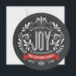 HELGDAG JOY ROUND CHALKBOARD FOTO-KORT JULKORT<br><div class="desc">ÖNSKAR DU JA: Ljusstark och munkavle runt krita i stil med reflebanner, vintage svart och vit typografi och finare snurrar. Anpassa det här dekorativa helgdag-fotohälsningskortet till din familj namn. Lägg till din favoritfamilj helgdag bild och anpassa texten. Contemporary, klassiskt, modernt och snyggt sätt att skicka semesterhälsningar till alla dina vänner...</div>