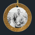 Helgdag julprydnad vid guld Glitter Ram Julgransprydnad Keramik<br><div class="desc">Ett modernt ram av faux guld glitter-gnistor och skiner på anpassningsbarnas julprydnad med ditt personliga foto på ena sidan och lätt anpassad malltext på baksidan. Minneshögtid året med denna personlig prydnad eller ge till familjen som en unik helgdag keepsaké.</div>