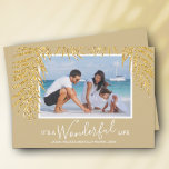 Helgdag-kort för julfoto vid handflatan fronten julkort<br><div class="desc">De vackra faux-fronderna guld glitter handflatan belyser ditt favoritfoto på de här helgdag. "Det är ett underbart liv", eller vilket hälsning du vill, och namnen på grund i chic. ÄNDRA ordspråket, ändra typsnitt, typsnitt färger, till och med bakgrunden färg! Lägg till fler foton eller mer information på baksidan med länken...</div>