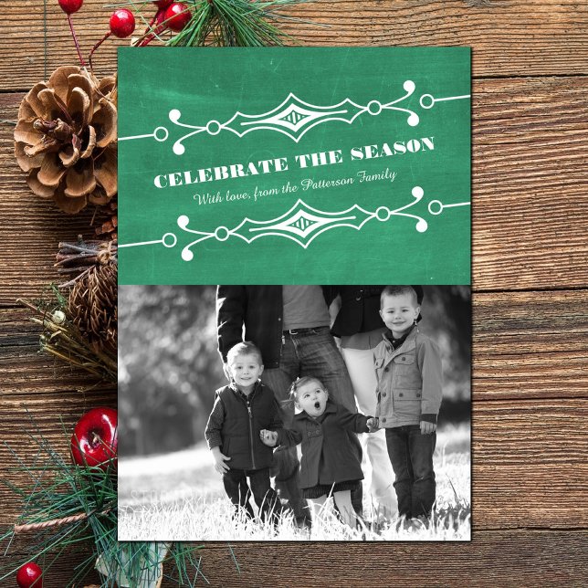 Helgdag med platt  i ritbord med grönt inbjudningar (Green Slanted Chalkboard Holiday Photo Card)