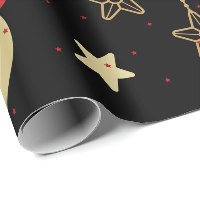Helgdag Ornaments Presentpapper (A roll of wrapping paper with a black background and a pattern of gold stars and red stars. )