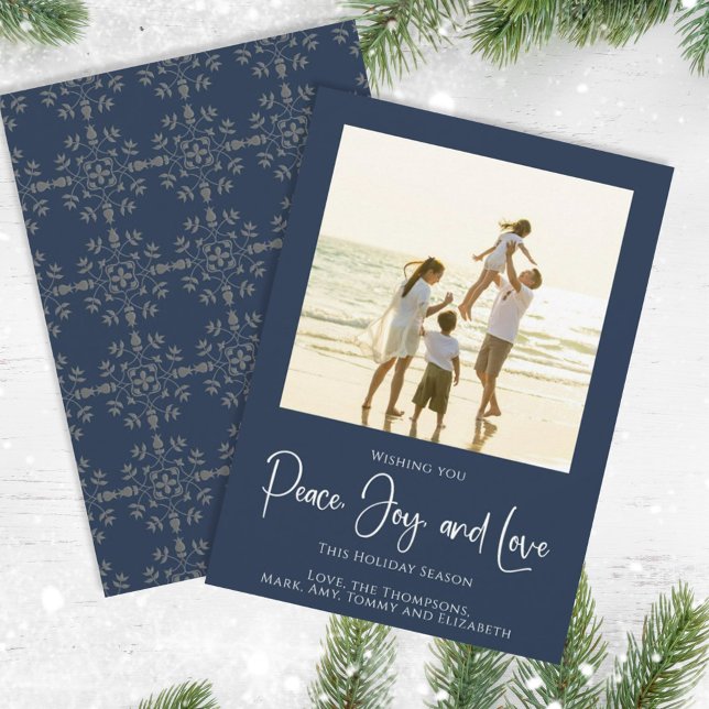 Helgdag Peace Joy Kärlek Elegant Snöflingor 1 Phot Julkort (Christmas holiday simple peace, joy, and love navy blue photo card. )