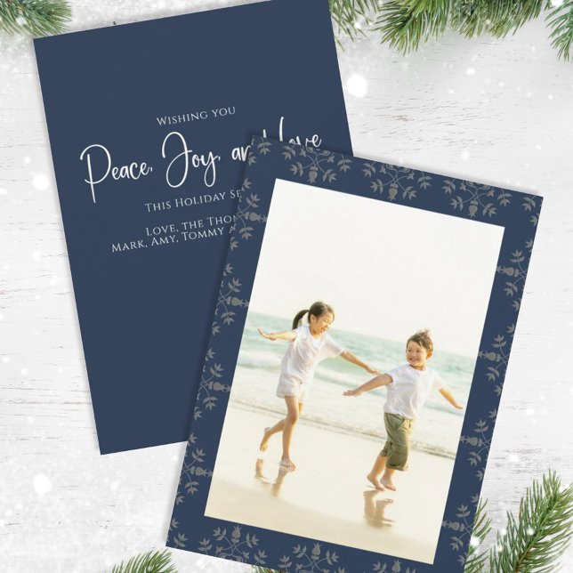 Helgdag Peace Joy Kärlek Elegant Snöflingor 1 Phot Julkort (Christmas holiday simple peace, joy, and love navy blue photo card. )