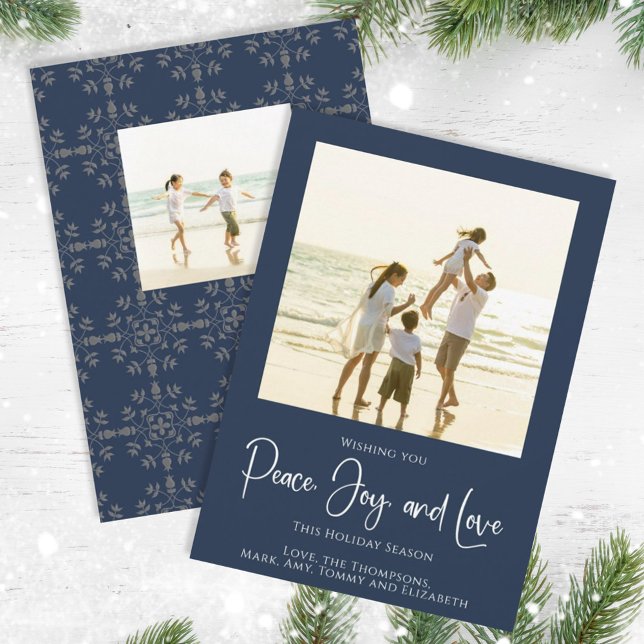 Helgdag Peace Joy Kärlek Elegant Snöflingor 2 Phot Julkort (Christmas holiday simple peace, joy, and love navy blue photo card. )