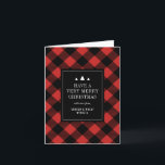 Helgdag Red and Black Buffalo Check Play Winter Kort<br><div class="desc">Sprid helgdag till vänner,  familj och medarbetare och grannar med ett hälsningskort för personlig med en svart buffelcheck som visar mönster med vitt träd mot en klassisk julröd bakgrund. Anpassa texten inuti för ett förtryckt meddelande och ännu enklare att skicka.</div>