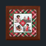 Helgdag Red Play Photo Collage och Monogram Minnesask<br><div class="desc">Fin röd,  grönt och vit presentlåda med helgdag har ett fyrfoto- och centermonogram. Köp den här julsamlingen för att samordna hälsningskort,  tankeväckande gåvor och säsong-dekor!</div>