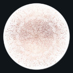 Helgdag Round Sticker för Gnistran Ro, Guld Runt Klistermärke<br><div class="desc">Den här Ro Guld Snowflake Gnistra-julstämningen är vacker med hand plockade inslag.. Framsidan är faux ro guld på vit,  inte riktig folie. #semester</div>