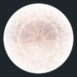 Helgdag Round Sticker för Gnistran Ro, Guld Runt Klistermärke<br><div class="desc">Den här Ro Guld Snowflake Gnistra-julstämningen är vacker med hand plockade inslag.. Framsidan är faux ro guld på vit,  inte riktig folie. #semester</div>
