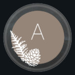 Helgdag Rustic Gräs och Chalkboard Monogram Runt Klistermärke<br><div class="desc">Det här klistermärket är designat med gräs och chalkboard mönster och kan anpassas med ett monogram som du själv väljer! Gör ett underbart klistermärke för dina land-,  rustik- eller krita-helgdagskort.</div>