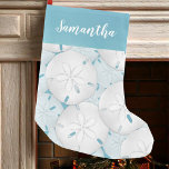 Helgdag Simple Beach Tropical Sand Dollar Liten Julstrumpa<br><div class="desc">Den här designen har en liten,  söt blåaktig helgdag med kalligrafi av snyggten,  ett sött,  sött,  minimalistiskt stil,  ett kreativ unikt kustsjöfart,  en tropisk havsbotten av strand,  en vit sandskam av kronskal,  en resa keepsaké av familjerester,  en hembeteckning för strandstugan,  helgdag hemdécor av julstrand,  en trendig coola</div>