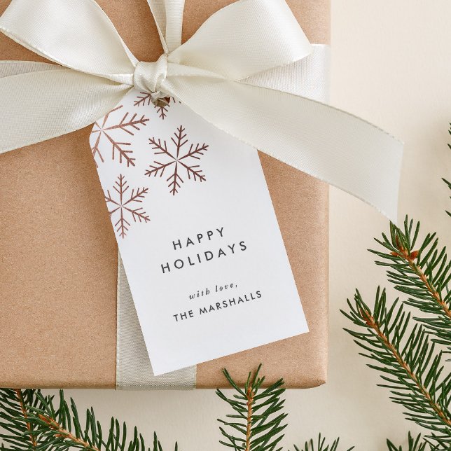 Helgdag Snowflake Faux Foil Presentetikett (Elegant rose gold snowflakes modern happy holidays gift tag.)